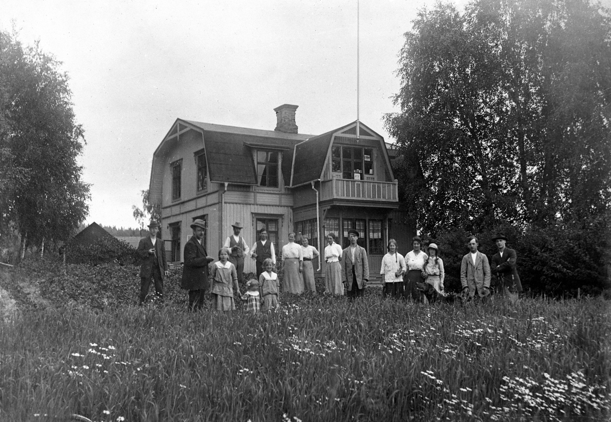 Ett urval bilder inklusive reproduktioner tagna av fotograf Arvid Kjerling verksam i Karlstad från 1892 till 1917. Han började med en ateljé på Hamngatan 4 men flyttade pga nybyggnation på tomten i början på 1900-talet till en nyinrättad lokal på vindsplanet åt norr i fastigheten Drottninggatan 5. Några år efter Kjerlings död övertogs ateljén av Dan Gunner där han bedrev sin verksamhet, tidvis också med kollegan Sigfrid Lindholm, fram till flytten till Tingvallagatan 7 år 1931.