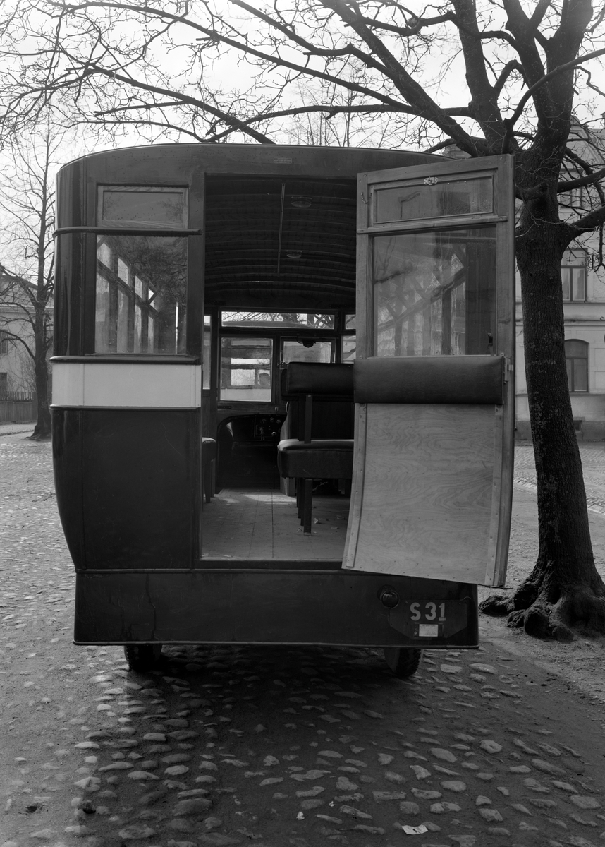 Buss på en bild tagen runt 1930 i hörnet av Östra Torgggatan– Herrgårdsgatan.