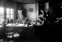 Två män samt en kvinna i kontorsmiljö.
Fotografens ant:Stenb