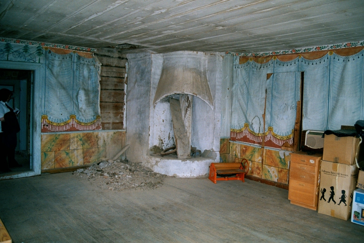 Interiör från Bryggegården med dekormåleri av Anders Nilsson, även kallad Gammelmålaren. Typiskt för Anders Nilsson är hans fransar i vitt och svart på de målade draperingarna, detta för att måleriet skulle visa att salen skulle användas för både glädje och sorg.