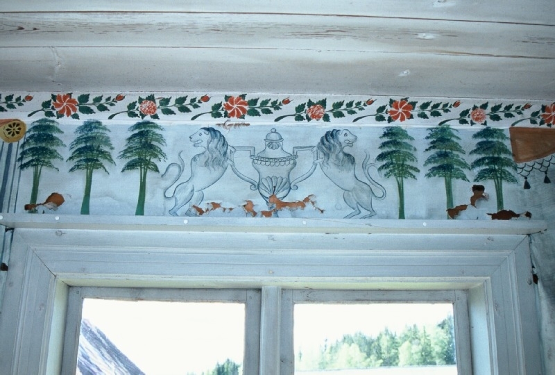 Interiör från Bryggegården med dekormåleri av Anders Nilsson, även kallad Gammelmålaren. Typiskt för Anders Nilsson är hans fransar i vitt och svart på de målade draperingarna, detta för att måleriet skulle visa att salen skulle användas för både glädje och sorg.