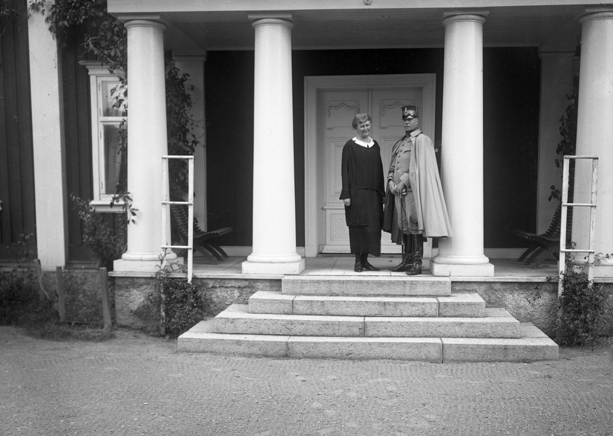 Överste Gösta Leijonhufvud, regementschef 1918-1927, med maka vid entrén till Sandbäckens herrgård.