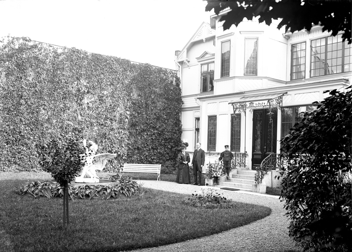 Bankdirektör Axel Sandwall med familj framför villan på Malmtorgsgatan 12.  Huset uppfördes 1906 och revs 1956.