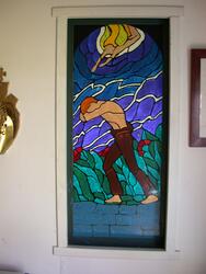 Glasmålning med motiv av saligprisningarna i Klintens kapell