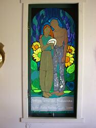 Glasmålning med motiv av saligprisningarna i Klintens kapell