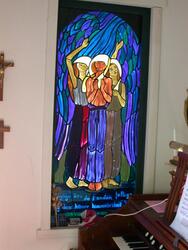 Glasmålning med motiv av saligprisningarna i Klintens kapell