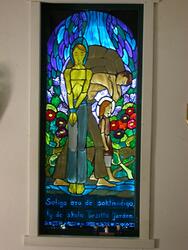 Glasmålning med motiv av saligprisningarna i Klintens kapell