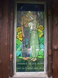 Glasmålning med motiv av saligprisningarna i Klintens kapell