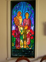 Glasmålning med motiv av saligprisningarna i Klintens kapell