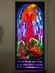 Glasmålning med motiv av saligprisningarna i Klintens kapell