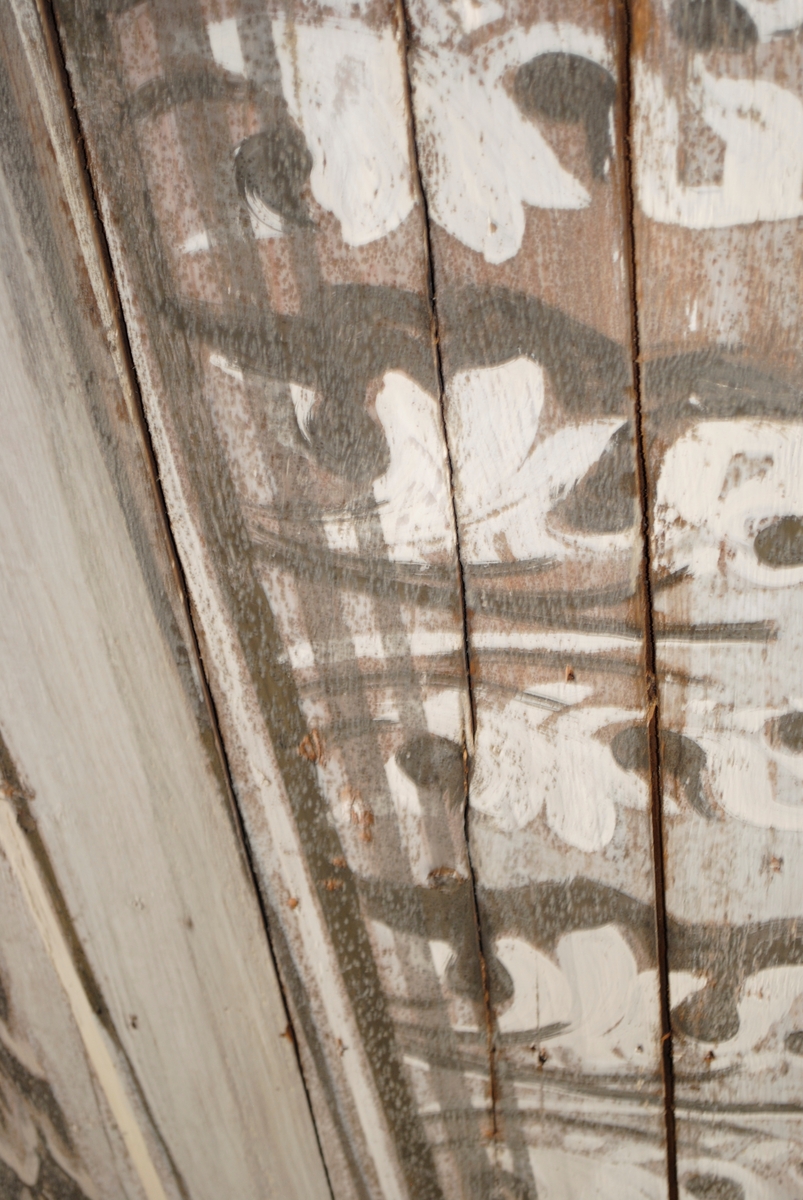 Takmålningar i Holms kyrka. Innertaket gjort av träpanel, målades 1742 av Hans Georg Schüffner. Målningarna har tre motiv, över koret är en sol med Jahve-tecknet, Jahve betyder Gud. I takets mitt framställs Kristi förklaring. I västra delen vid utgången är Yttersta domen målad. Taklisten har ett bladornament som härstammar från Pompeji. 