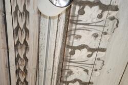 Takmålningar i Holms kyrka. Innertaket gjort av träpanel, må