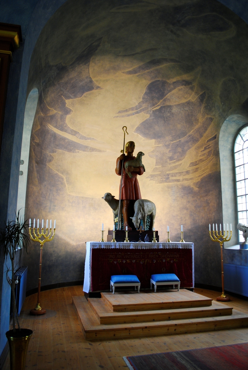Interiör i Silbodals kyrka i Årjäng. Altarskulpturen och korfönstrets träreliefer är gjorda av konstnären Gunnar Torhamn.