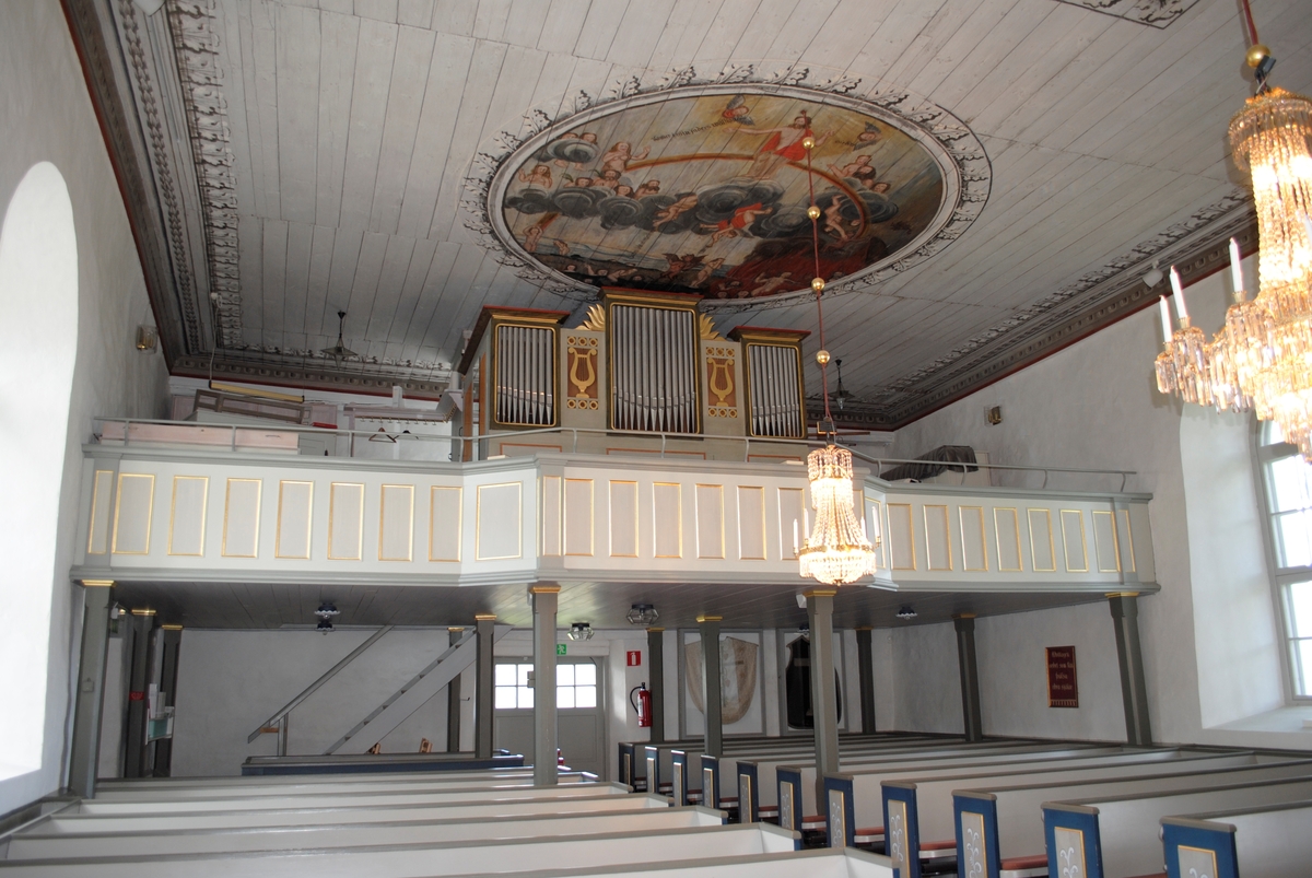 Interiör i Holms kyrka. Innertaket gjort av träpanel, målades 1742 av Hans Georg Schüffner. Målningarna har tre motiv, över koret är en sol med Jahve-tecknet, Jahve betyder Gud. I takets mitt framställs Kristi förklaring. I västra delen vid utgången är Yttersta domen målad. Taklisten har ett bladornament som härstammar från Pompeji.