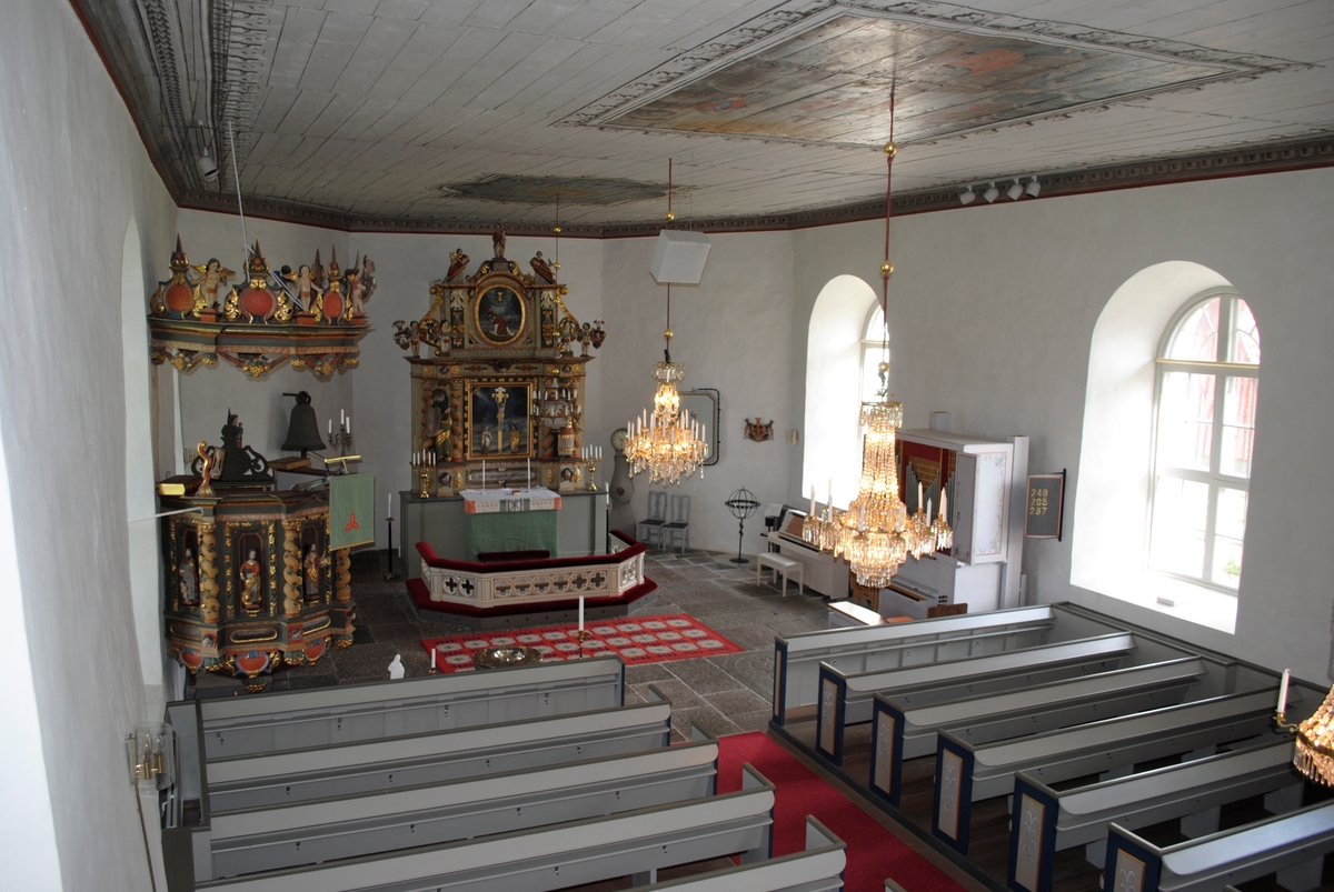 Interiör i Holms kyrka. Innertaket gjort av träpanel, målades 1742 av Hans Georg Schüffner. Målningarna har tre motiv, över koret är en sol med Jahve-tecknet, Jahve betyder Gud. I takets mitt framställs Kristi förklaring. I västra delen vid utgången är Yttersta domen målad. Taklisten har ett bladornament som härstammar från Pompeji. Predikstolen är tillverkad 1742 av Isak Schullström.