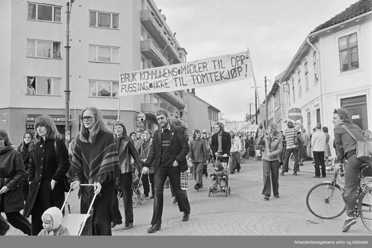 Langgata på Rodeløkka. Demonstrasjon mot sanering av Rodeløkka. Parole: Bruk kommunens midler til opp-pussing ikke til tomtekjøp! 1975.