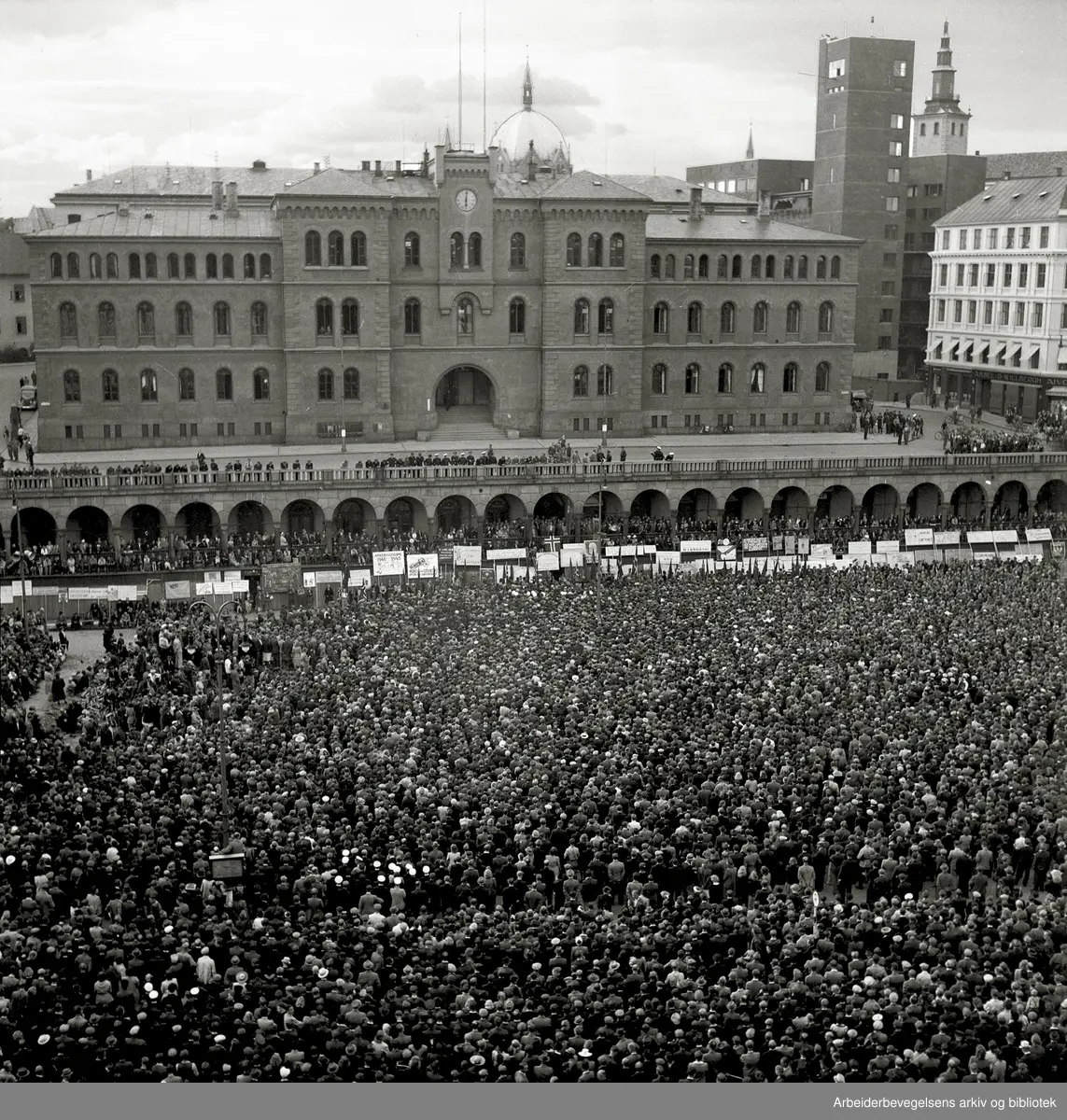Demonstrasjon mot landssvikoppgjøret på Youngstorget, arrangert av Oslo Faglige Samorganisasjon, 20. august 1945.
