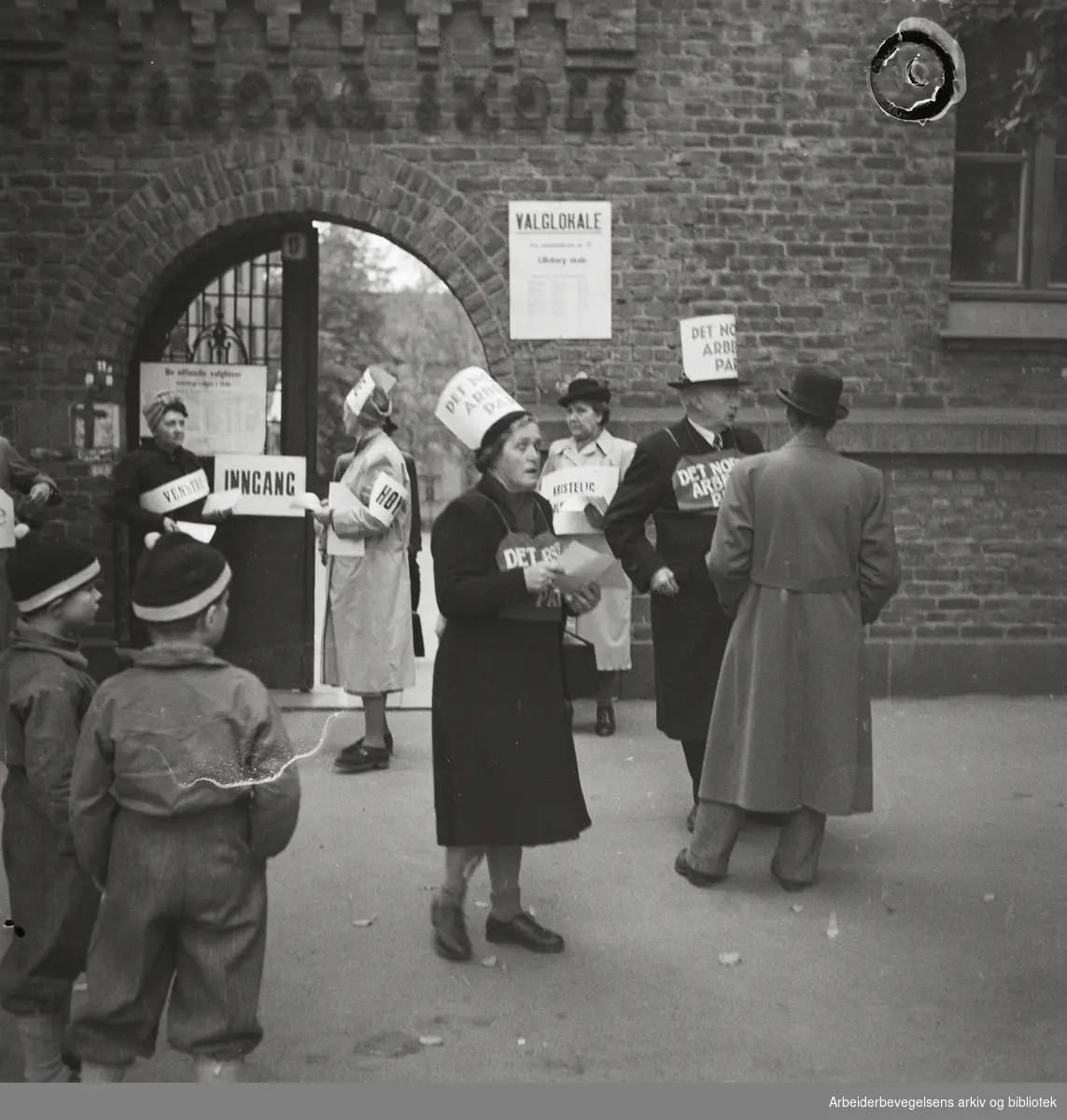 Stortingsvalget 1949. Utenfor valglokalet på Lilleborg skole