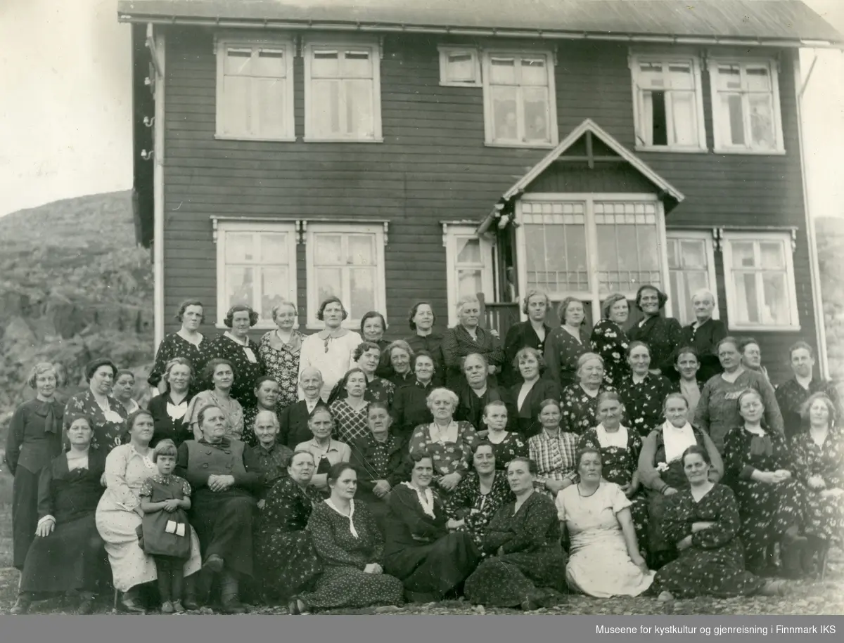 Honningsvåg. Gamlehjemsforeningen utenfor gamlehjemmet "Kveldsol". 1930-tallet.