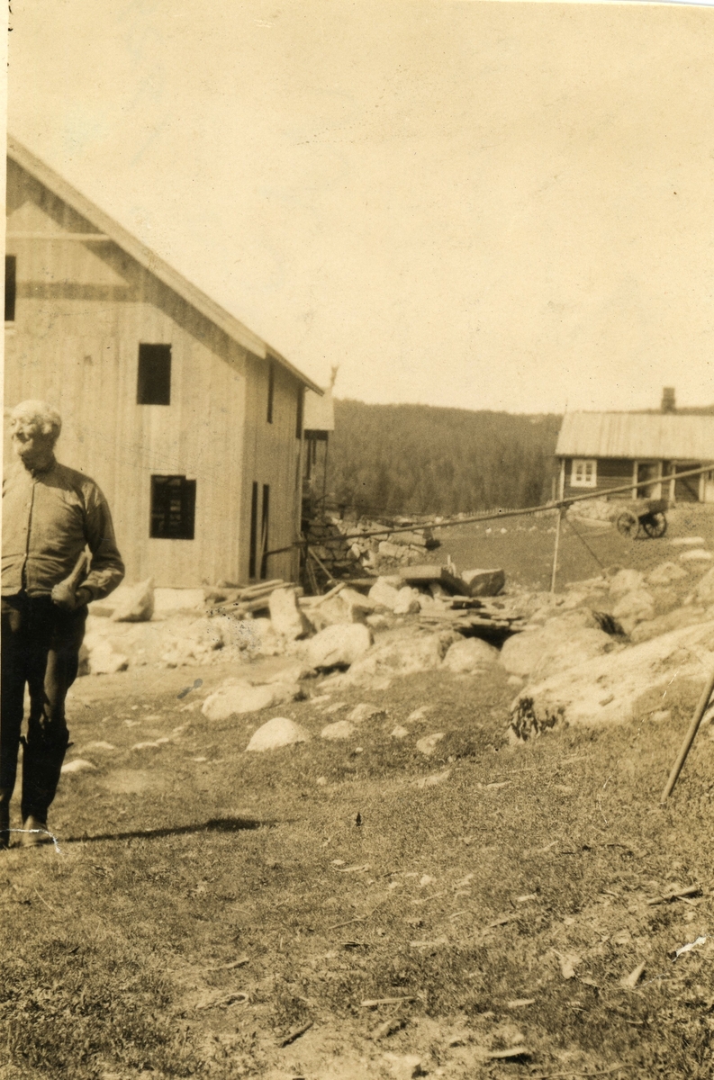 Portrett av Embrik Berget Storebråten var med å bygde låven i Bakka 1924