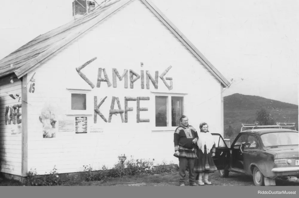 Olbmot káfea olggobealde.
Folk utenfor en kafe.