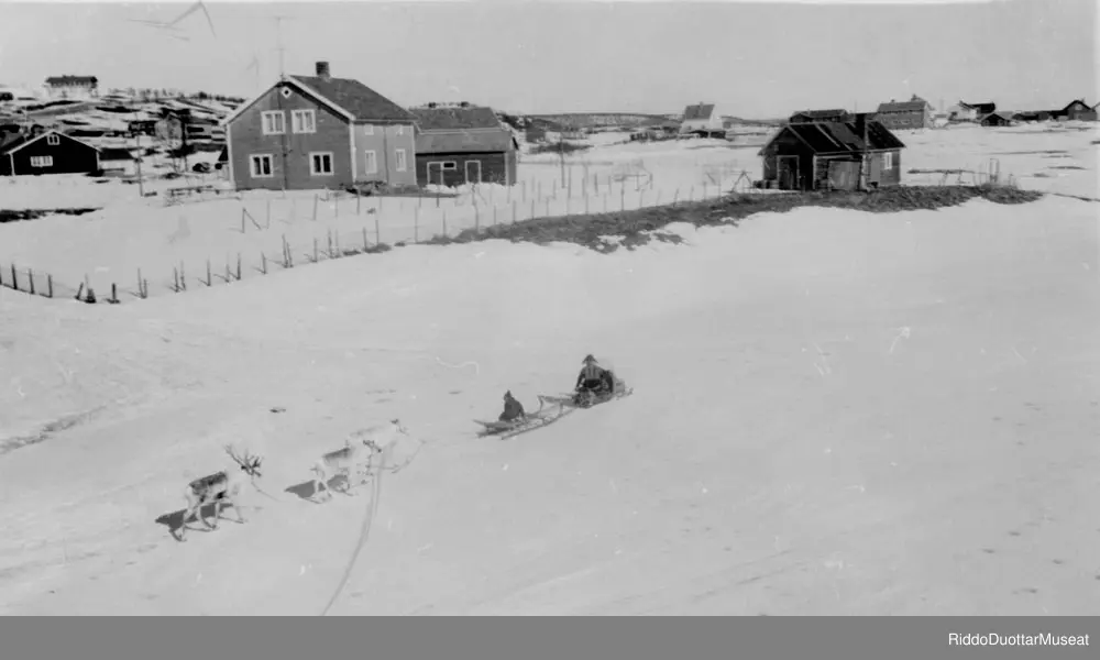 Muohtaskohteriin herggiid láidesta eanu nalde.
Reintrekking med snøskuter på elven.