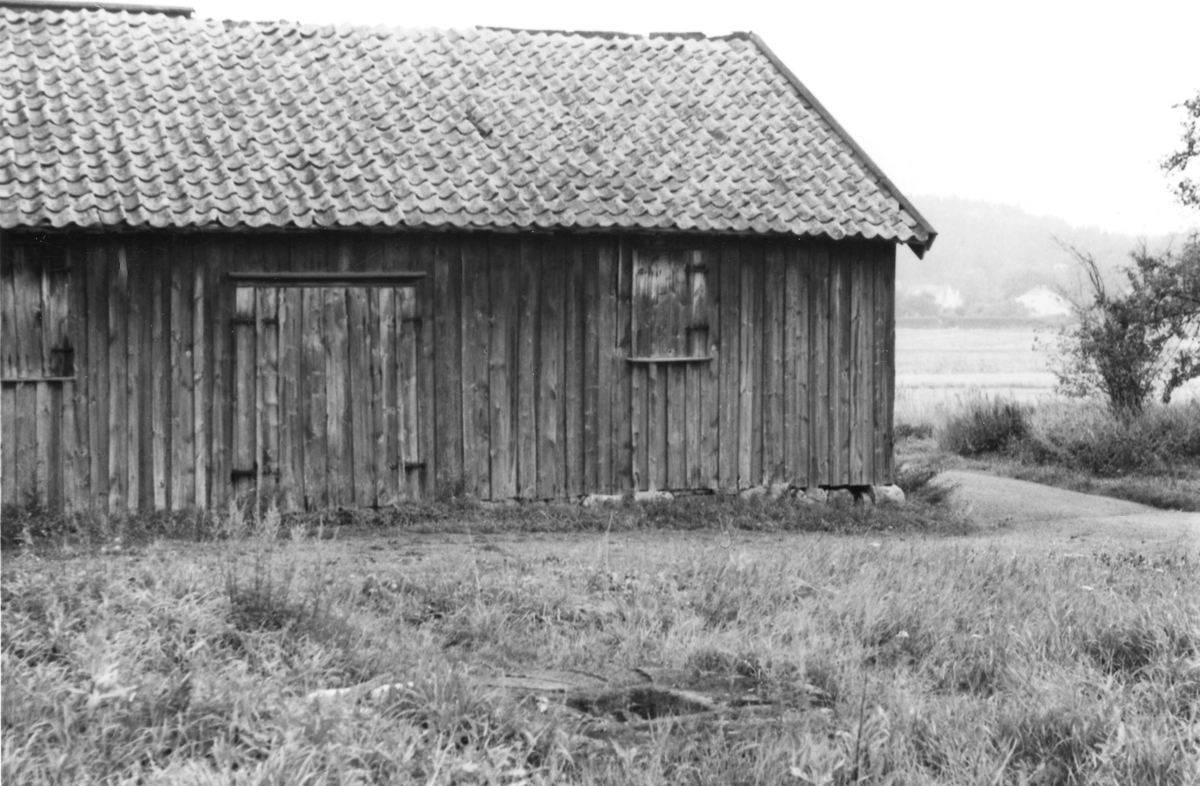 Guntofta 1:4, tidigare Börje Månsgård. Ladugårdens västra sida med brunn i förgrunden. Bild 2 visar utedasset, "hemlighuset", på östra sidan. Bild 3-4 visar närbilder på brunnen.