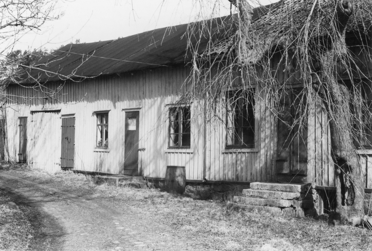 Affären i Guntofta1:4, Släp, tidigare Börje Månsgård. Här bedrevs lanthandel och lantbruk 1850-1957 och därefter beboddes gården av syskonen Hansson fram till 1981.
Bild 2: Affären från östsidan.
Bild 3: Den äldsta affärsingången. Två sammanlänkade huskroppar med en ingång på vardera gavel.