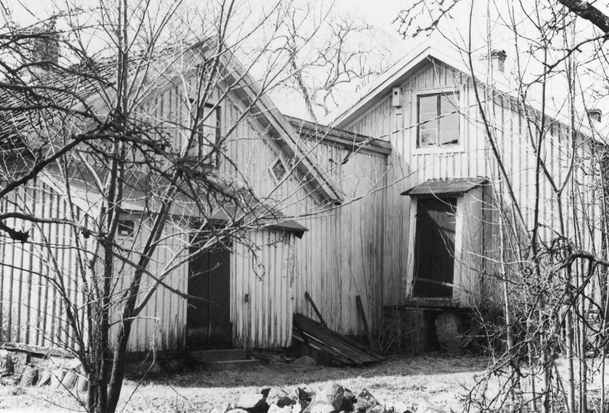 Affären i Guntofta1:4, Släp, tidigare Börje Månsgård. Här bedrevs lanthandel och lantbruk 1850-1957 och därefter beboddes gården av syskonen Hansson fram till 1981.
Bild 2: Affären från östsidan.
Bild 3: Den äldsta affärsingången. Två sammanlänkade huskroppar med en ingång på vardera gavel.