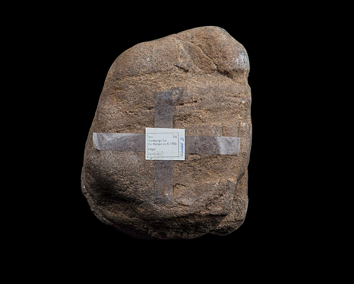 Materialet omfattar 1138 fyndnummer, däribland ca 25 mynt vilka har översänts till SHM / KMK. Dessutom finns onumrerade, 85 liter djurben.

Keramik, järn och cu-leg,  mm är alla av ett varierat slag, och är sådant som kan förväntas ifrån hög- och senmedeltida stadslager.

Fyndlista finns, men ingen rapport är tillgänglig i Varberg.

Materialet omfattar 42 backar: varav keramik och tegel mm 10 backar, metallfynd 14 backa , prover 1 back, djurben 17 backar. Allt är i god ordning. Endast enstaka järnföremål är konserverade.

Mynten saknas, eventuellt kvarligger de på KMK.