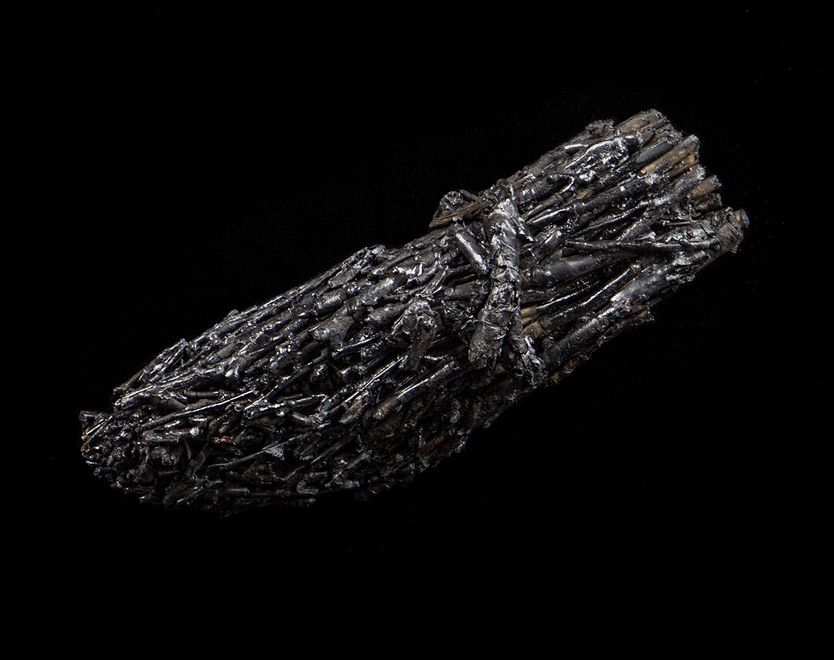 Det mycket omfattande fyndmaterialet domineras av keramik, främst yngre rödgods: grytor, karotter och fat. En del av detta är säkert producerat i Ny Varberg. En del yngre svartgods förekommer också, liksom kakel.

Importvaror från kontinenten är delar av rödgodset liksom vitgods, en hel del stengods och något fajans.

Vidare förekommer glas, både fönsterglas och dryckesglas, järnföremål av olika slag, förutom spik finns t ex lås, vidare mindre mängder brons, mässing och bly, varav några blyplomber.

Fynden har sorterats efter fyndomständighet och typ i följd VMF 50 000 - VMF 86 941, VMF 87 000 - VMF 87 032.

Därtill kommer diverse fyndnummer sten och ben som inte har VMF-nummer. Förmodligen är detta det samlade fyndmaterialets.

Merparten har lagts in i en databas av okänd typ, utskrifter från denna har kompletterats med en del uppgifter påskrivet för hand, liksom VMF-nummer, och finns i blankettform.

Sammanlagt omkring 3500 fyndposter finns att finna i  Primus av de drygt 37 000 posterna. Resten finns alltså endast dokumenterat på blanketter.

Själva sorteringen som helhet är av allt att döma bra gjord, det är bara det att arbetet tyvärr aldrig kunde fullföljas.

Oavsett infallsvinkel och frågeställngar så har fyndmaterialet tillsammans med dokumentationen god potential för vidare bearbetning och forskning.

Keramikfynd i Primus är VMF 50 000 - 52 296, enstaka poster > VMF 56 347, omkring 100 poster runt VMF 59 000, samt VMF 76 778 - 77 036.

Glas, läder, trä och metaller finns på VMF 86 000 - 86 941. Tegel har VMF  87 000 -  87 032.

Antalet fyndbackar är 443 st, varav keramik 362, glas 10, läder mm 6, trä 23, metall 15, tegel 13 samt sten 9 och ben 5 backar med olika fyndnummer men inte VMF-nummer. En del större träföremål som plank finns på pall.