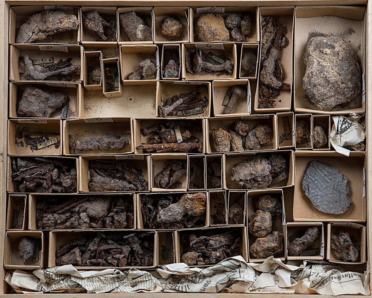 Materialet omfattar 1138 fyndnummer, däribland ca 25 mynt vilka har översänts till SHM / KMK. Dessutom finns onumrerade, 85 liter djurben.

Keramik, järn och cu-leg,  mm är alla av ett varierat slag, och är sådant som kan förväntas ifrån hög- och senmedeltida stadslager.

Fyndlista finns, men ingen rapport är tillgänglig i Varberg.

Materialet omfattar 42 backar: varav keramik och tegel mm 10 backar, metallfynd 14 backa , prover 1 back, djurben 17 backar. Allt är i god ordning. Endast enstaka järnföremål är konserverade.

Mynten saknas, eventuellt kvarligger de på KMK.