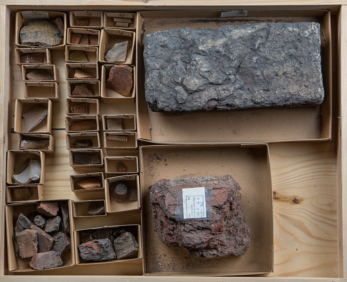 Materialet omfattar 1138 fyndnummer, däribland ca 25 mynt vilka har översänts till SHM / KMK. Dessutom finns onumrerade, 85 liter djurben.

Keramik, järn och cu-leg,  mm är alla av ett varierat slag, och är sådant som kan förväntas ifrån hög- och senmedeltida stadslager.

Fyndlista finns, men ingen rapport är tillgänglig i Varberg.

Materialet omfattar 42 backar: varav keramik och tegel mm 10 backar, metallfynd 14 backa , prover 1 back, djurben 17 backar. Allt är i god ordning. Endast enstaka järnföremål är konserverade.

Mynten saknas, eventuellt kvarligger de på KMK.