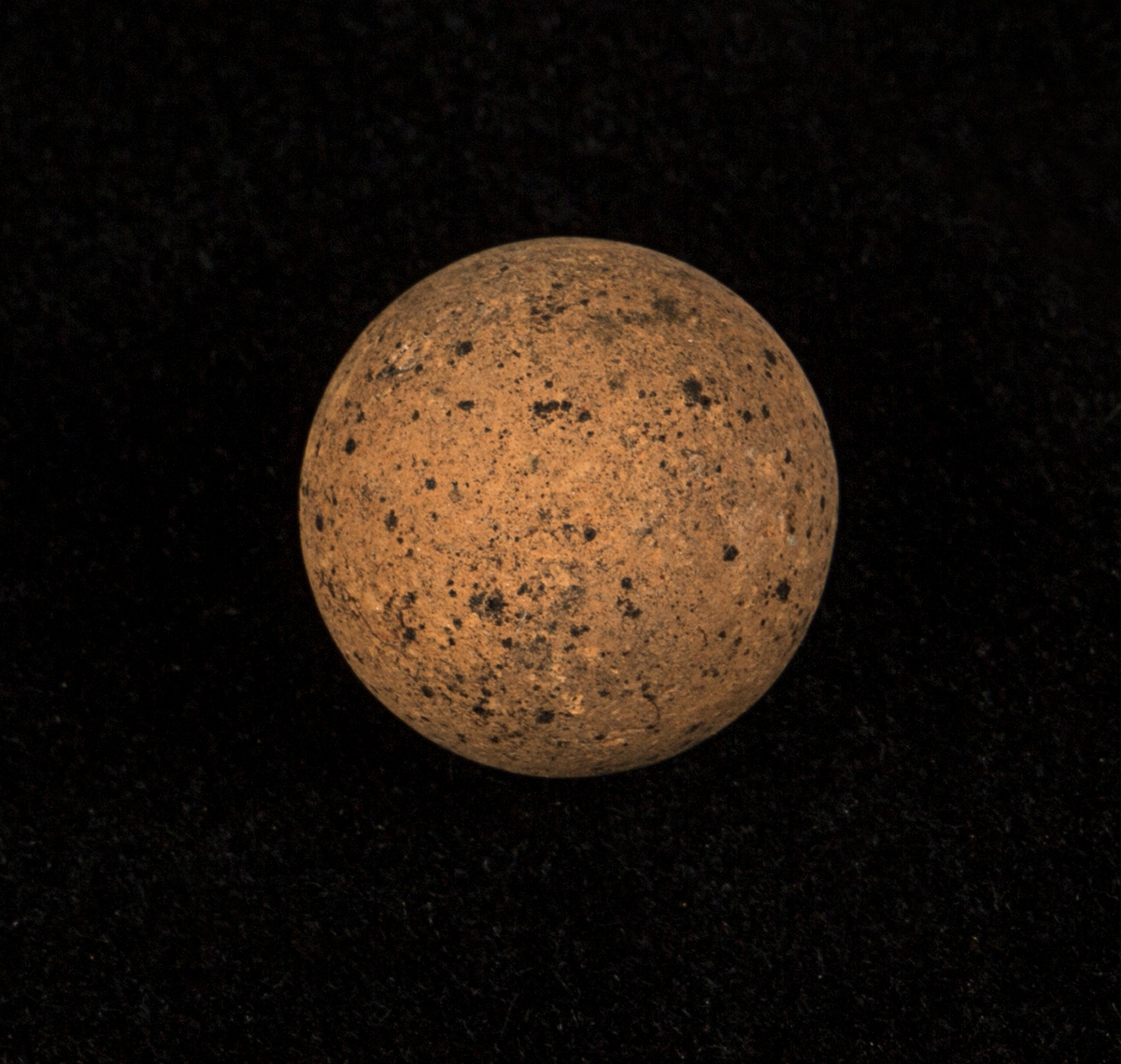 Materialet omfattar 1138 fyndnummer, däribland ca 25 mynt vilka har översänts till SHM / KMK. Dessutom finns onumrerade, 85 liter djurben.

Keramik, järn och cu-leg,  mm är alla av ett varierat slag, och är sådant som kan förväntas ifrån hög- och senmedeltida stadslager.

Fyndlista finns, men ingen rapport är tillgänglig i Varberg.

Materialet omfattar 42 backar: varav keramik och tegel mm 10 backar, metallfynd 14 backa , prover 1 back, djurben 17 backar. Allt är i god ordning. Endast enstaka järnföremål är konserverade.

Mynten saknas, eventuellt kvarligger de på KMK.