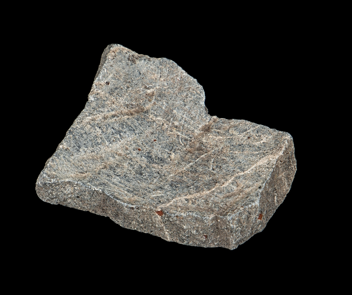 Materialet omfattar 1138 fyndnummer, däribland ca 25 mynt vilka har översänts till SHM / KMK. Dessutom finns onumrerade, 85 liter djurben.

Keramik, järn och cu-leg,  mm är alla av ett varierat slag, och är sådant som kan förväntas ifrån hög- och senmedeltida stadslager.

Fyndlista finns, men ingen rapport är tillgänglig i Varberg.

Materialet omfattar 42 backar: varav keramik och tegel mm 10 backar, metallfynd 14 backa , prover 1 back, djurben 17 backar. Allt är i god ordning. Endast enstaka järnföremål är konserverade.

Mynten saknas, eventuellt kvarligger de på KMK.