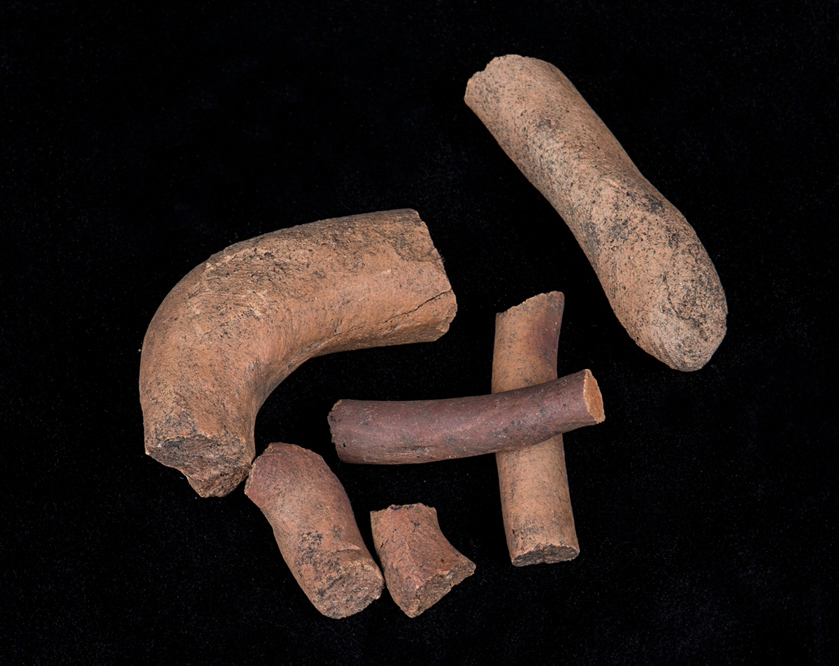 Materialet omfattar 1138 fyndnummer, däribland ca 25 mynt vilka har översänts till SHM / KMK. Dessutom finns onumrerade, 85 liter djurben.

Keramik, järn och cu-leg,  mm är alla av ett varierat slag, och är sådant som kan förväntas ifrån hög- och senmedeltida stadslager.

Fyndlista finns, men ingen rapport är tillgänglig i Varberg.

Materialet omfattar 42 backar: varav keramik och tegel mm 10 backar, metallfynd 14 backa , prover 1 back, djurben 17 backar. Allt är i god ordning. Endast enstaka järnföremål är konserverade.

Mynten saknas, eventuellt kvarligger de på KMK.