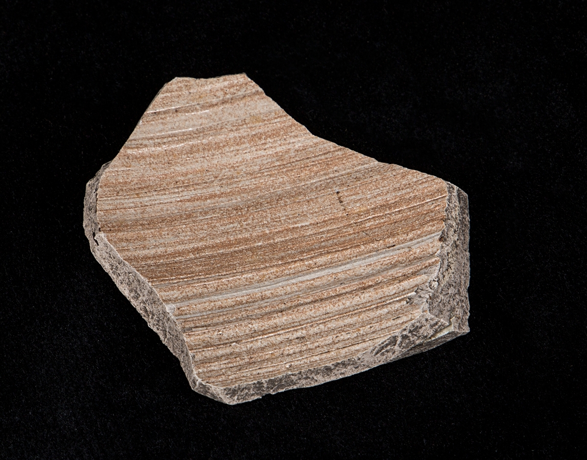 Materialet omfattar 1138 fyndnummer, däribland ca 25 mynt vilka har översänts till SHM / KMK. Dessutom finns onumrerade, 85 liter djurben.

Keramik, järn och cu-leg,  mm är alla av ett varierat slag, och är sådant som kan förväntas ifrån hög- och senmedeltida stadslager.

Fyndlista finns, men ingen rapport är tillgänglig i Varberg.

Materialet omfattar 42 backar: varav keramik och tegel mm 10 backar, metallfynd 14 backa , prover 1 back, djurben 17 backar. Allt är i god ordning. Endast enstaka järnföremål är konserverade.

Mynten saknas, eventuellt kvarligger de på KMK.