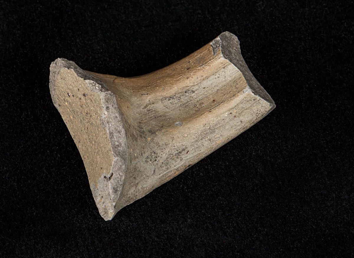 Materialet omfattar 1138 fyndnummer, däribland ca 25 mynt vilka har översänts till SHM / KMK. Dessutom finns onumrerade, 85 liter djurben.

Keramik, järn och cu-leg,  mm är alla av ett varierat slag, och är sådant som kan förväntas ifrån hög- och senmedeltida stadslager.

Fyndlista finns, men ingen rapport är tillgänglig i Varberg.

Materialet omfattar 42 backar: varav keramik och tegel mm 10 backar, metallfynd 14 backa , prover 1 back, djurben 17 backar. Allt är i god ordning. Endast enstaka järnföremål är konserverade.

Mynten saknas, eventuellt kvarligger de på KMK.