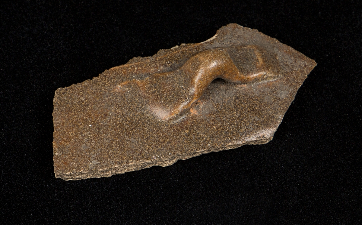 Materialet omfattar 1138 fyndnummer, däribland ca 25 mynt vilka har översänts till SHM / KMK. Dessutom finns onumrerade, 85 liter djurben.

Keramik, järn och cu-leg,  mm är alla av ett varierat slag, och är sådant som kan förväntas ifrån hög- och senmedeltida stadslager.

Fyndlista finns, men ingen rapport är tillgänglig i Varberg.

Materialet omfattar 42 backar: varav keramik och tegel mm 10 backar, metallfynd 14 backa , prover 1 back, djurben 17 backar. Allt är i god ordning. Endast enstaka järnföremål är konserverade.

Mynten saknas, eventuellt kvarligger de på KMK.