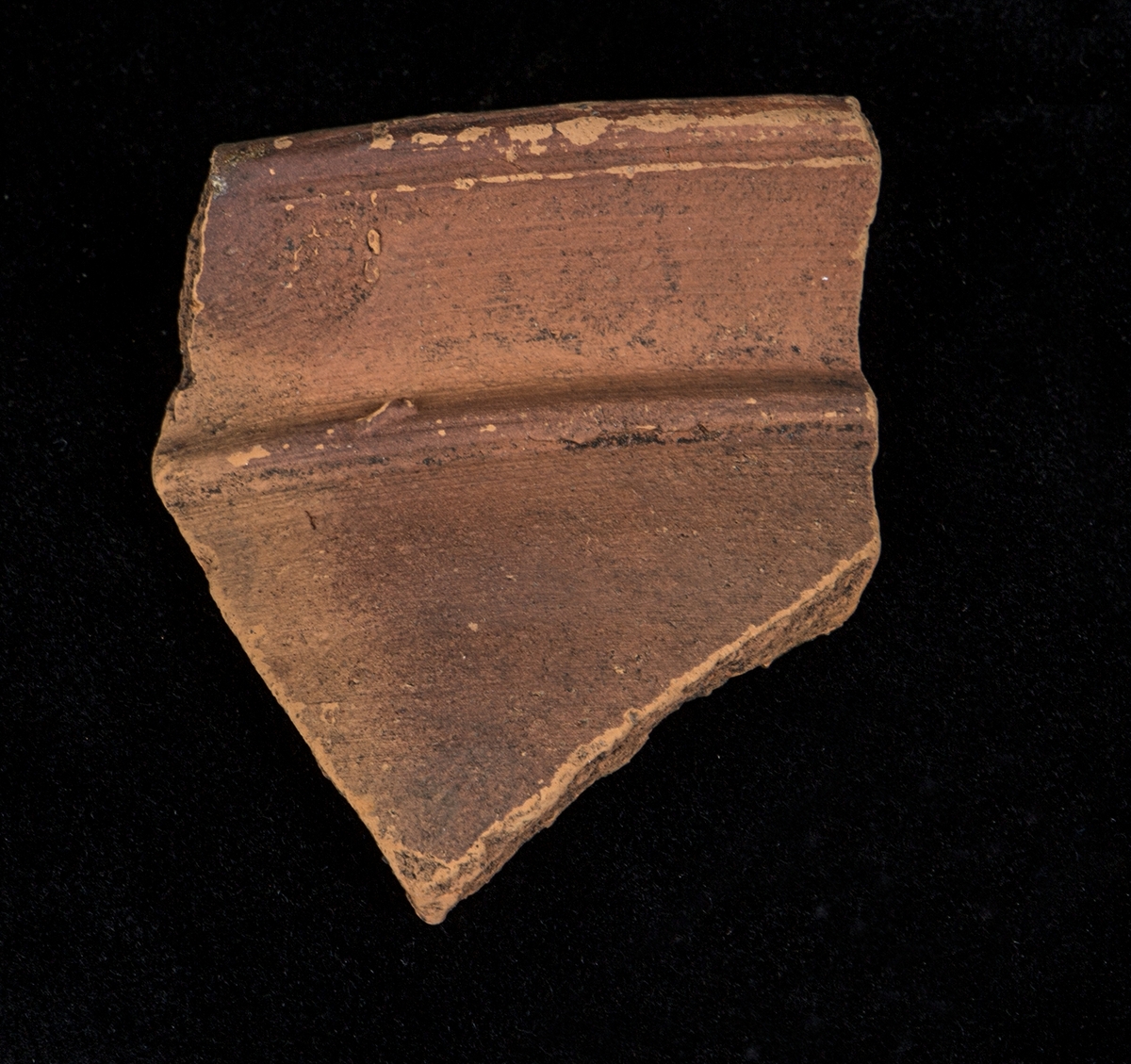 Materialet omfattar 1138 fyndnummer, däribland ca 25 mynt vilka har översänts till SHM / KMK. Dessutom finns onumrerade, 85 liter djurben.

Keramik, järn och cu-leg,  mm är alla av ett varierat slag, och är sådant som kan förväntas ifrån hög- och senmedeltida stadslager.

Fyndlista finns, men ingen rapport är tillgänglig i Varberg.

Materialet omfattar 42 backar: varav keramik och tegel mm 10 backar, metallfynd 14 backa , prover 1 back, djurben 17 backar. Allt är i god ordning. Endast enstaka järnföremål är konserverade.

Mynten saknas, eventuellt kvarligger de på KMK.