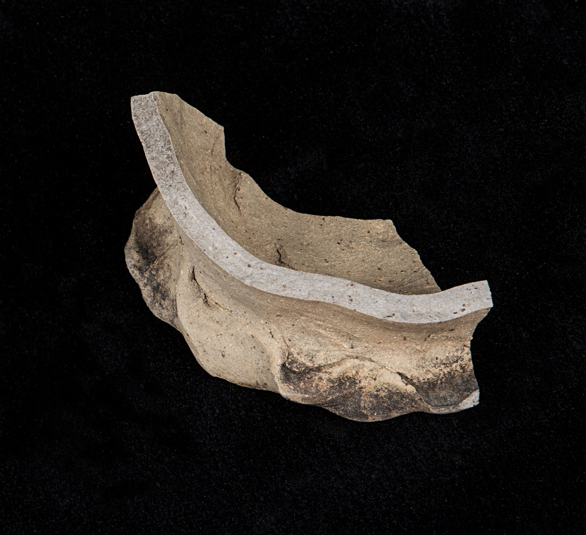 Materialet omfattar 1138 fyndnummer, däribland ca 25 mynt vilka har översänts till SHM / KMK. Dessutom finns onumrerade, 85 liter djurben.

Keramik, järn och cu-leg,  mm är alla av ett varierat slag, och är sådant som kan förväntas ifrån hög- och senmedeltida stadslager.

Fyndlista finns, men ingen rapport är tillgänglig i Varberg.

Materialet omfattar 42 backar: varav keramik och tegel mm 10 backar, metallfynd 14 backa , prover 1 back, djurben 17 backar. Allt är i god ordning. Endast enstaka järnföremål är konserverade.

Mynten saknas, eventuellt kvarligger de på KMK.