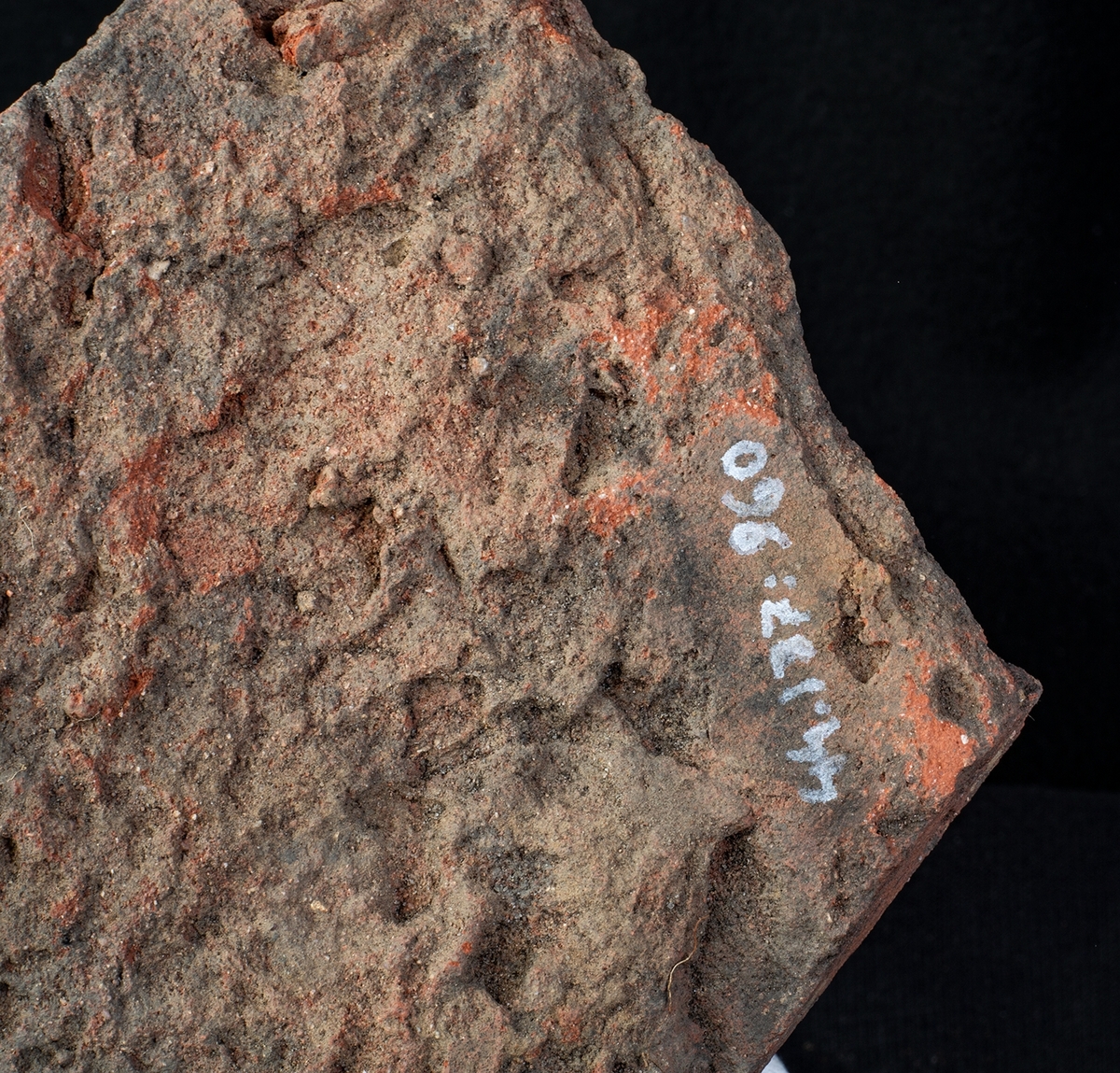 Materialet omfattar 1138 fyndnummer, däribland ca 25 mynt vilka har översänts till SHM / KMK. Dessutom finns onumrerade, 85 liter djurben.

Keramik, järn och cu-leg,  mm är alla av ett varierat slag, och är sådant som kan förväntas ifrån hög- och senmedeltida stadslager.

Fyndlista finns, men ingen rapport är tillgänglig i Varberg.

Materialet omfattar 42 backar: varav keramik och tegel mm 10 backar, metallfynd 14 backa , prover 1 back, djurben 17 backar. Allt är i god ordning. Endast enstaka järnföremål är konserverade.

Mynten saknas, eventuellt kvarligger de på KMK.