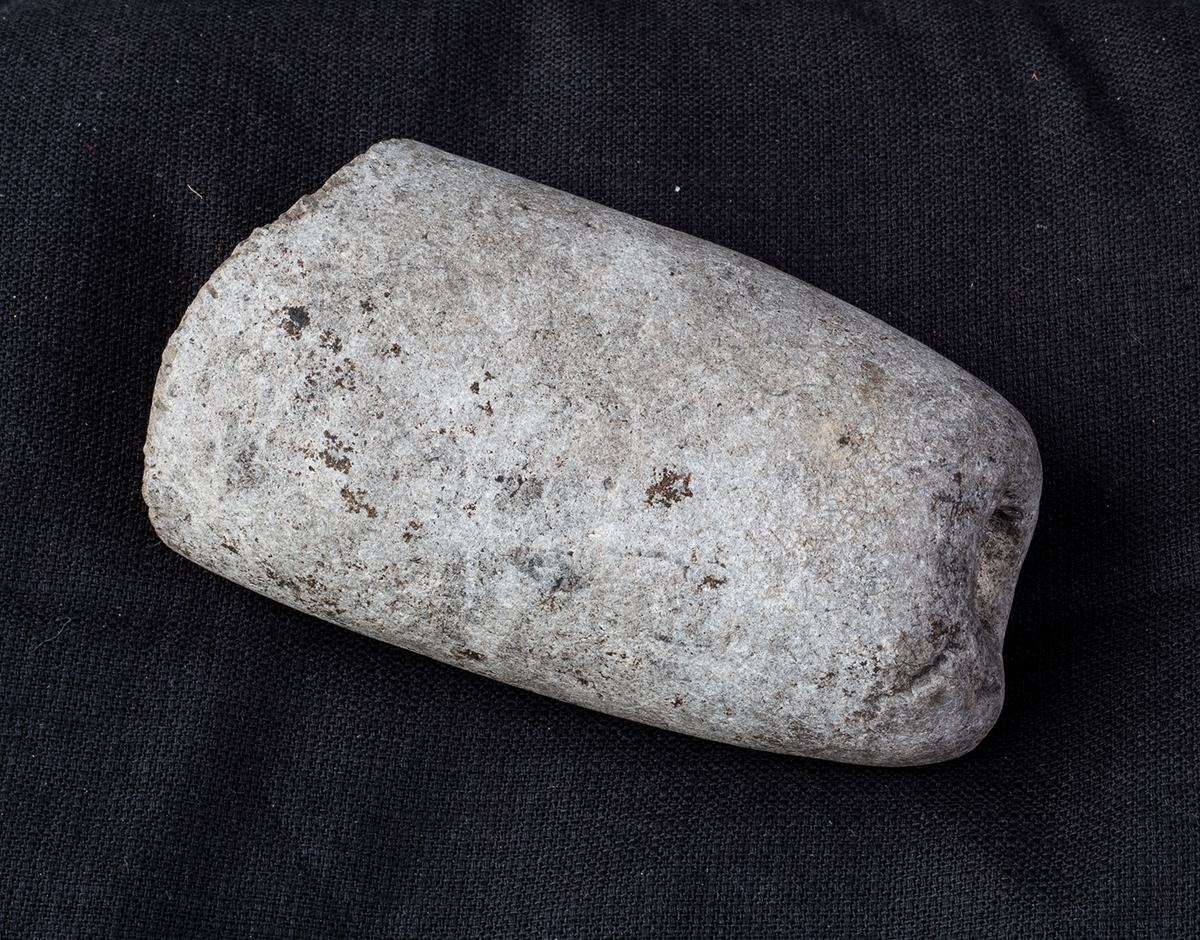 Materialet omfattar 1138 fyndnummer, däribland ca 25 mynt vilka har översänts till SHM / KMK. Dessutom finns onumrerade, 85 liter djurben.

Keramik, järn och cu-leg,  mm är alla av ett varierat slag, och är sådant som kan förväntas ifrån hög- och senmedeltida stadslager.

Fyndlista finns, men ingen rapport är tillgänglig i Varberg.

Materialet omfattar 42 backar: varav keramik och tegel mm 10 backar, metallfynd 14 backa , prover 1 back, djurben 17 backar. Allt är i god ordning. Endast enstaka järnföremål är konserverade.

Mynten saknas, eventuellt kvarligger de på KMK.