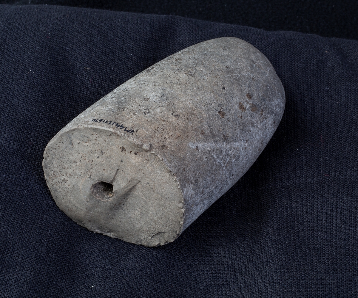 Materialet omfattar 1138 fyndnummer, däribland ca 25 mynt vilka har översänts till SHM / KMK. Dessutom finns onumrerade, 85 liter djurben.

Keramik, järn och cu-leg,  mm är alla av ett varierat slag, och är sådant som kan förväntas ifrån hög- och senmedeltida stadslager.

Fyndlista finns, men ingen rapport är tillgänglig i Varberg.

Materialet omfattar 42 backar: varav keramik och tegel mm 10 backar, metallfynd 14 backa , prover 1 back, djurben 17 backar. Allt är i god ordning. Endast enstaka järnföremål är konserverade.

Mynten saknas, eventuellt kvarligger de på KMK.