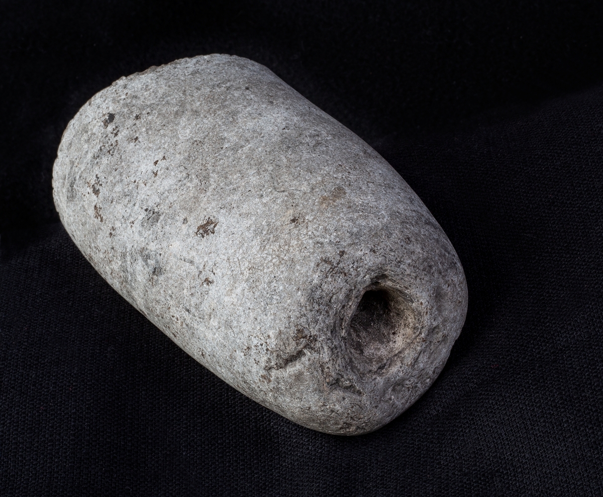 Materialet omfattar 1138 fyndnummer, däribland ca 25 mynt vilka har översänts till SHM / KMK. Dessutom finns onumrerade, 85 liter djurben.

Keramik, järn och cu-leg,  mm är alla av ett varierat slag, och är sådant som kan förväntas ifrån hög- och senmedeltida stadslager.

Fyndlista finns, men ingen rapport är tillgänglig i Varberg.

Materialet omfattar 42 backar: varav keramik och tegel mm 10 backar, metallfynd 14 backa , prover 1 back, djurben 17 backar. Allt är i god ordning. Endast enstaka järnföremål är konserverade.

Mynten saknas, eventuellt kvarligger de på KMK.