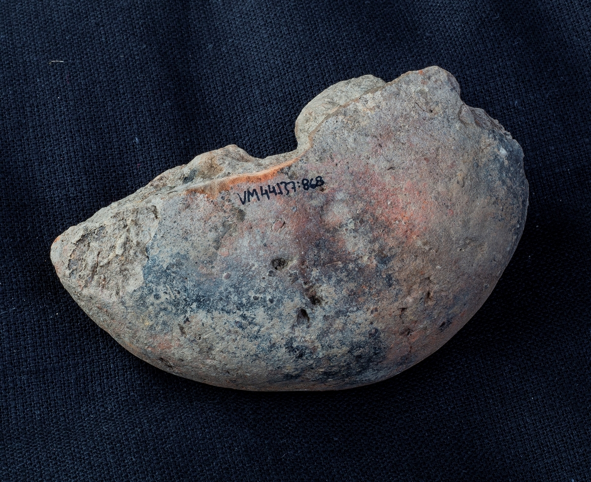 Materialet omfattar 1138 fyndnummer, däribland ca 25 mynt vilka har översänts till SHM / KMK. Dessutom finns onumrerade, 85 liter djurben.

Keramik, järn och cu-leg,  mm är alla av ett varierat slag, och är sådant som kan förväntas ifrån hög- och senmedeltida stadslager.

Fyndlista finns, men ingen rapport är tillgänglig i Varberg.

Materialet omfattar 42 backar: varav keramik och tegel mm 10 backar, metallfynd 14 backa , prover 1 back, djurben 17 backar. Allt är i god ordning. Endast enstaka järnföremål är konserverade.

Mynten saknas, eventuellt kvarligger de på KMK.