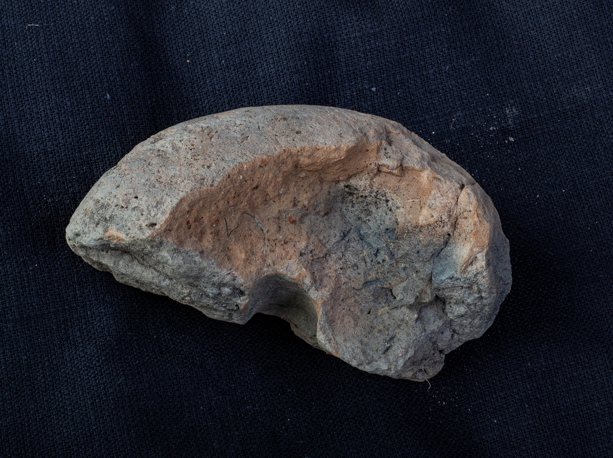 Materialet omfattar 1138 fyndnummer, däribland ca 25 mynt vilka har översänts till SHM / KMK. Dessutom finns onumrerade, 85 liter djurben.

Keramik, järn och cu-leg,  mm är alla av ett varierat slag, och är sådant som kan förväntas ifrån hög- och senmedeltida stadslager.

Fyndlista finns, men ingen rapport är tillgänglig i Varberg.

Materialet omfattar 42 backar: varav keramik och tegel mm 10 backar, metallfynd 14 backa , prover 1 back, djurben 17 backar. Allt är i god ordning. Endast enstaka järnföremål är konserverade.

Mynten saknas, eventuellt kvarligger de på KMK.