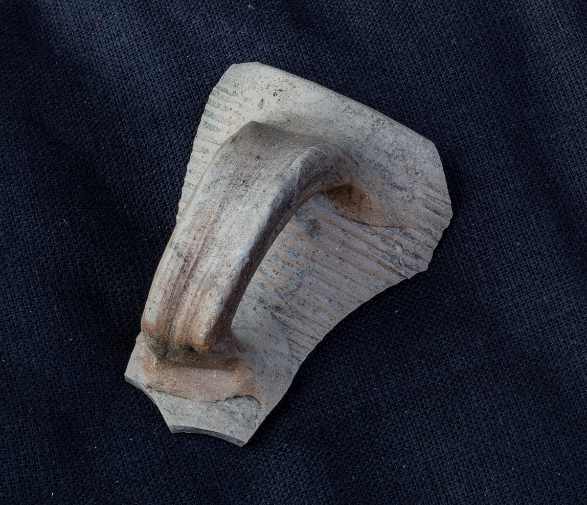 Materialet omfattar 1138 fyndnummer, däribland ca 25 mynt vilka har översänts till SHM / KMK. Dessutom finns onumrerade, 85 liter djurben.

Keramik, järn och cu-leg,  mm är alla av ett varierat slag, och är sådant som kan förväntas ifrån hög- och senmedeltida stadslager.

Fyndlista finns, men ingen rapport är tillgänglig i Varberg.

Materialet omfattar 42 backar: varav keramik och tegel mm 10 backar, metallfynd 14 backa , prover 1 back, djurben 17 backar. Allt är i god ordning. Endast enstaka järnföremål är konserverade.

Mynten saknas, eventuellt kvarligger de på KMK.