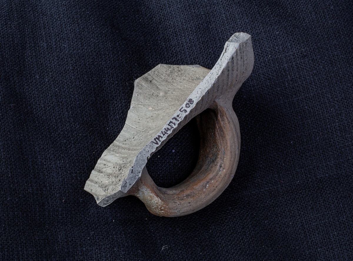 Materialet omfattar 1138 fyndnummer, däribland ca 25 mynt vilka har översänts till SHM / KMK. Dessutom finns onumrerade, 85 liter djurben.

Keramik, järn och cu-leg,  mm är alla av ett varierat slag, och är sådant som kan förväntas ifrån hög- och senmedeltida stadslager.

Fyndlista finns, men ingen rapport är tillgänglig i Varberg.

Materialet omfattar 42 backar: varav keramik och tegel mm 10 backar, metallfynd 14 backa , prover 1 back, djurben 17 backar. Allt är i god ordning. Endast enstaka järnföremål är konserverade.

Mynten saknas, eventuellt kvarligger de på KMK.