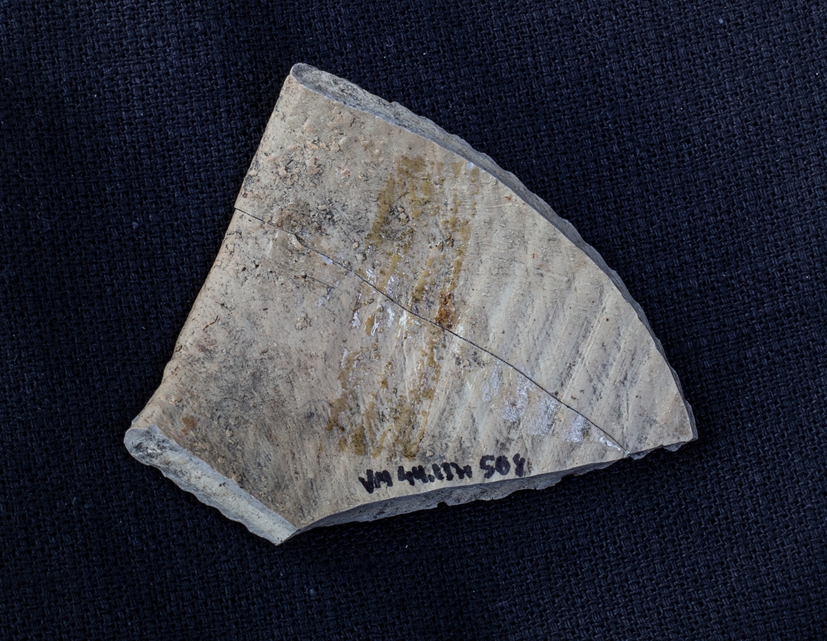 Materialet omfattar 1138 fyndnummer, däribland ca 25 mynt vilka har översänts till SHM / KMK. Dessutom finns onumrerade, 85 liter djurben.

Keramik, järn och cu-leg,  mm är alla av ett varierat slag, och är sådant som kan förväntas ifrån hög- och senmedeltida stadslager.

Fyndlista finns, men ingen rapport är tillgänglig i Varberg.

Materialet omfattar 42 backar: varav keramik och tegel mm 10 backar, metallfynd 14 backa , prover 1 back, djurben 17 backar. Allt är i god ordning. Endast enstaka järnföremål är konserverade.

Mynten saknas, eventuellt kvarligger de på KMK.